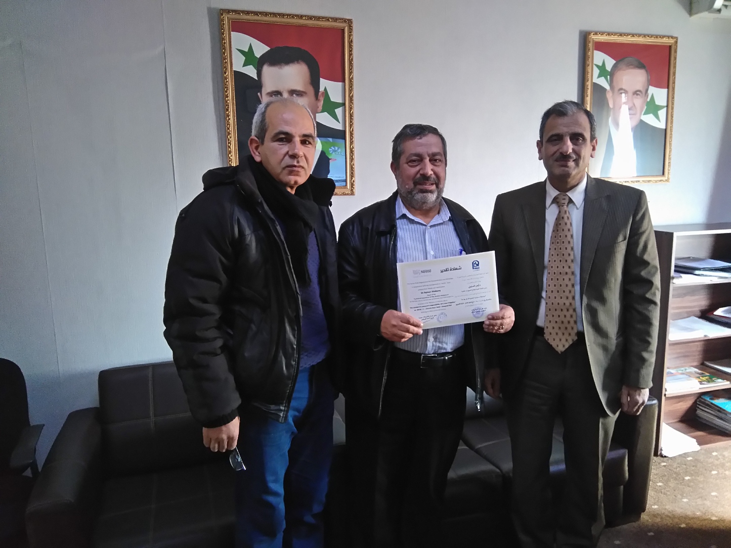 تكريم رئيس لجنة التجهيزات الطبية